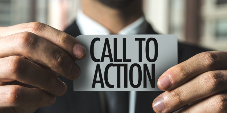 Beitragsbild Call To Action - Mann hält Zettel mit Aufschrift Call To Action in der Hand