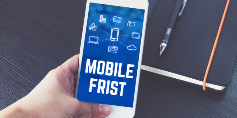 Beitragsbild, Smartphone in der Hand, Aufschrift Mobile First Index